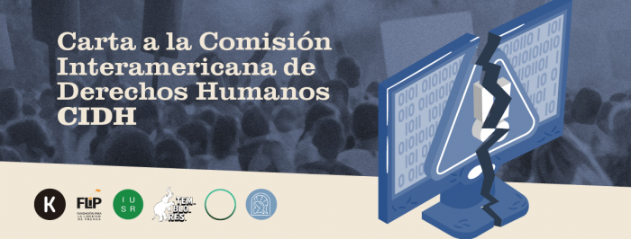 Imagen horizontal, de fondo hay una imagen con filtro azul de personas manifestándose. En la parte izquierda hay un título que dice “Carta a la Comisión Interamericana de Derechos Humanos CIDH”.  Al lado derecho se encuentra una ilustración de una pantalla rota por la mitad de color azul, tiene códigos binarios y una señal de alerta. En el borde inferior de la imagen hay una franja en diagonal de color beige que, al lado izquierdo, tiene los logos de Karisma, FLIP, ISUR, Temblores, Linterna Verde y El 20 